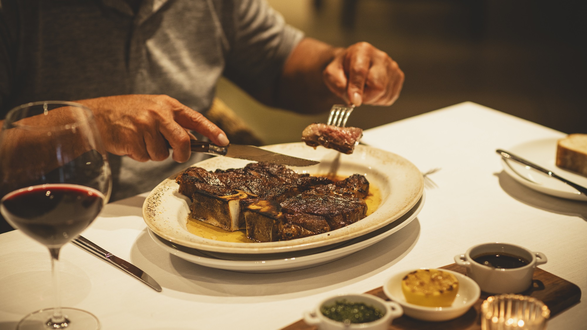 【セラーレグリル】「セラーレグリル」では、肉本来の味を閉じ込めるために高温で焼き上げて提供いたします