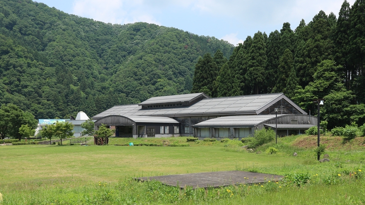 *【管理棟】大きくて長い建物が目印