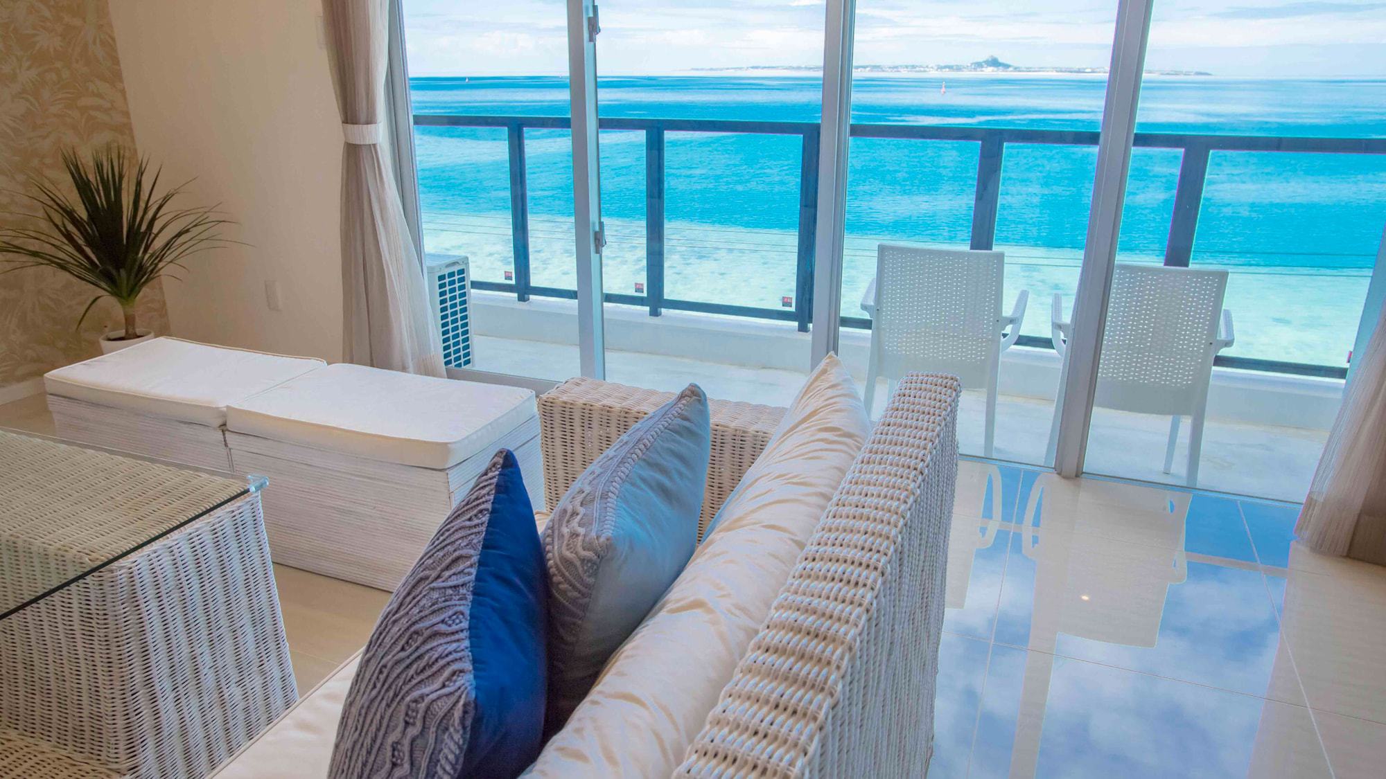 【客室スイート】エメラルドグリーンの海を眺めながらソファで過ごす贅沢なひと時
