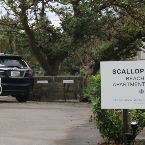 【Scallop】駐車場入り口（最大7台収容駐車無料）