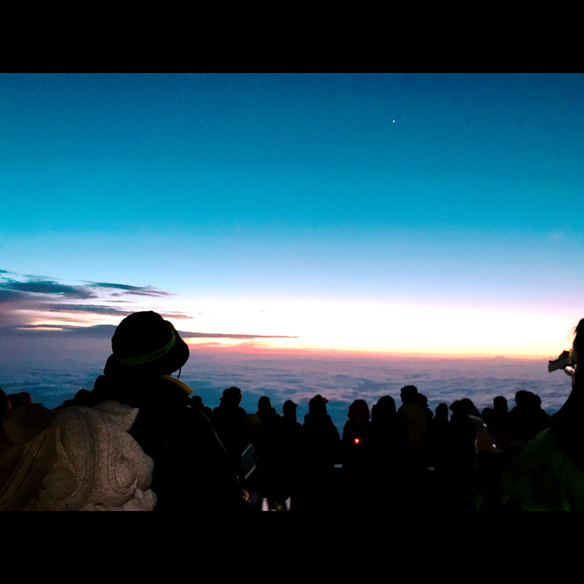 富士山雲海から覗く朝日、一生に一度は見たい景色ですね