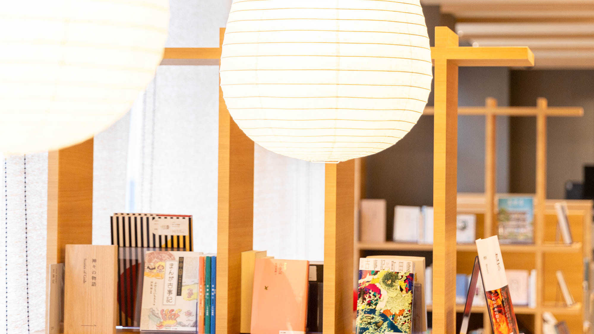 【ライブラリーカフェ】滞在中も旅の楽しみが続く、くつろぎの空間