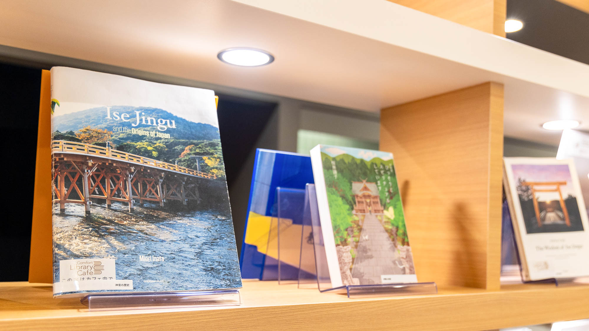 【ライブラリーカフェ】プロの選書家が選んだ本を100冊以上設置。フリードリンクと共にご利用ください。