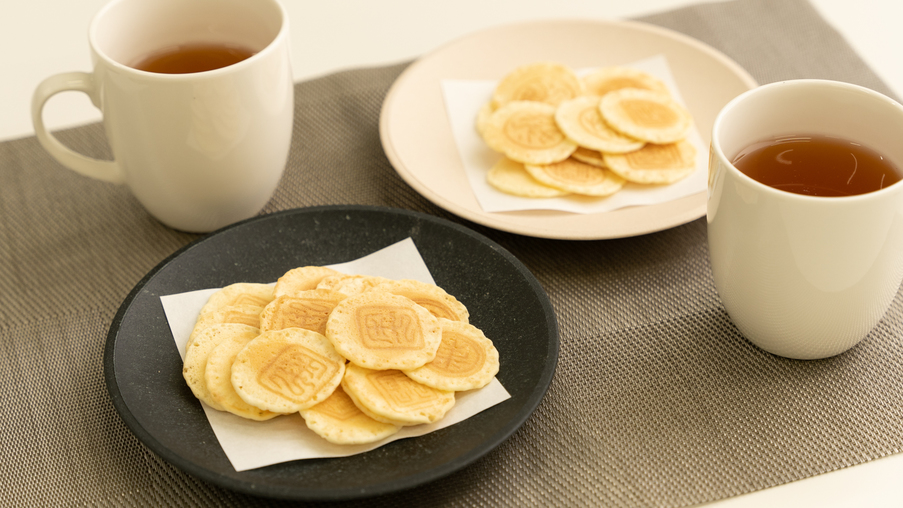 【Sweets Time】コーヒーや紅茶とともに伊勢銘菓のいといんせんべいをお楽しみください（無料）