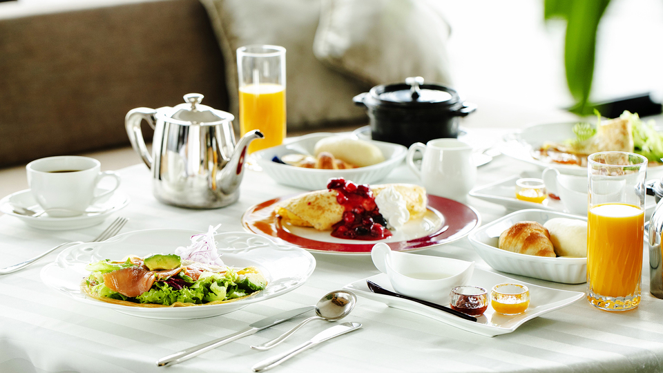 【朝食】［インルーム］ 自由なスタイルで楽しめるお部屋での朝食。プライベート感あふれる優雅な朝を。