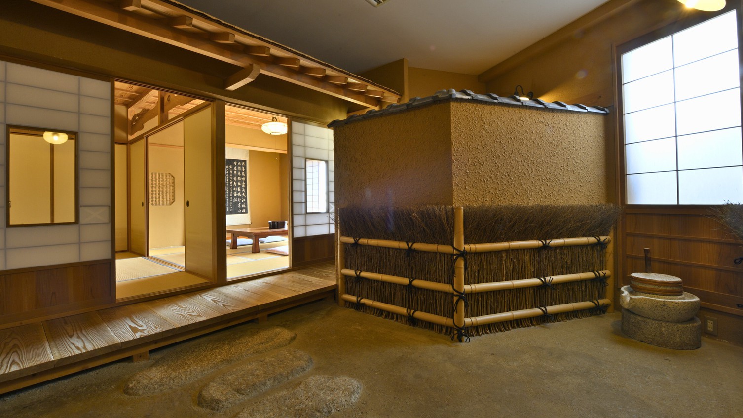 山側特別和室（一例）石畳、竹垣、土壁、瓦屋根がある懐かしい日本の住まいを再現しました
