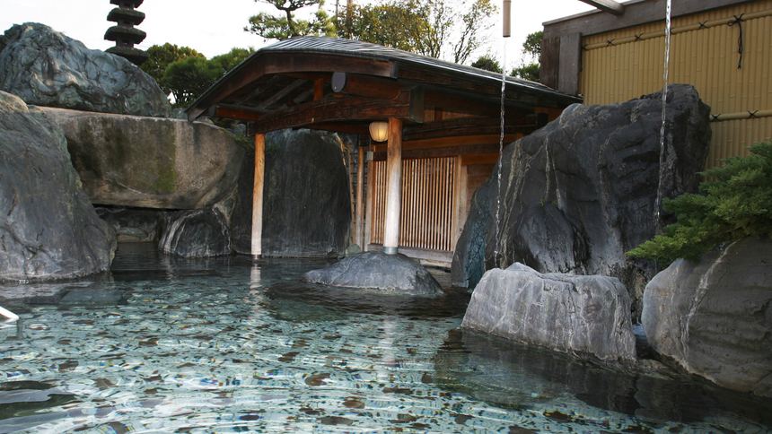 石和の6つの源泉が豊富に注がれる大露天風呂