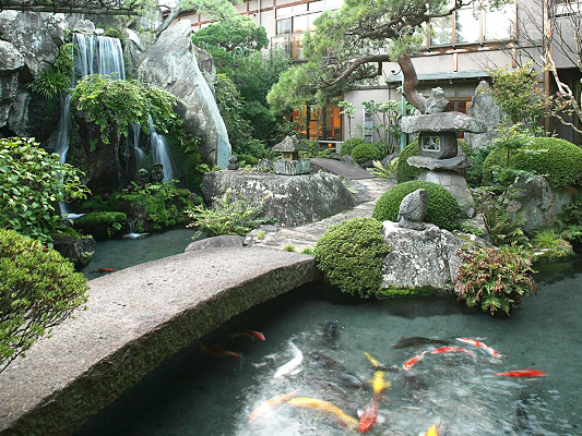 5，000坪の壮観な日本庭園、錦鯉が遊ぶ清流