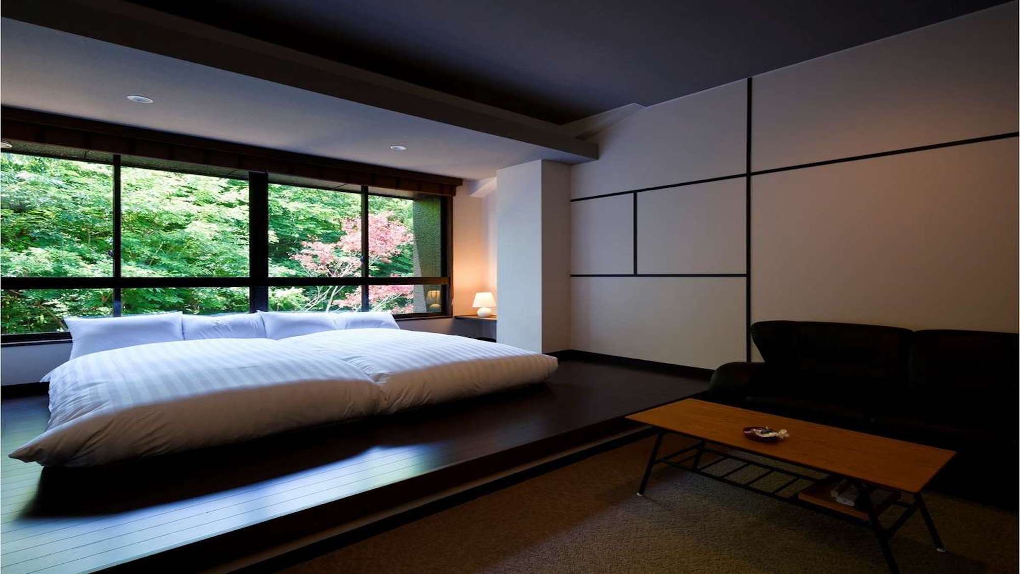 【七】２Fの客室窓からは箱根の自然がのぞきます。