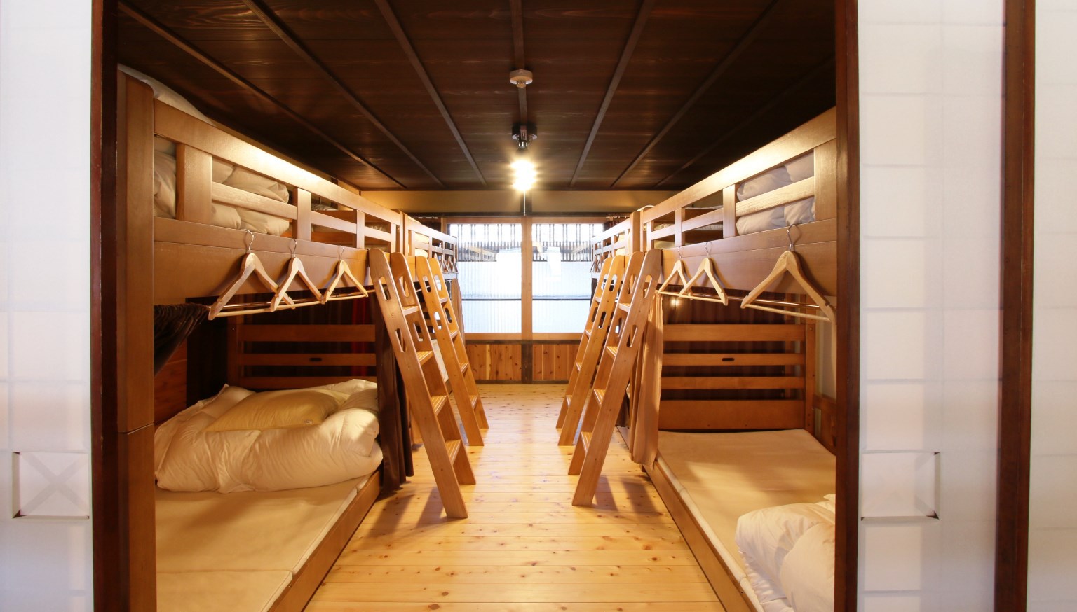 【相部屋】二段ベッドが4つ、合計8名様までの相部屋です。