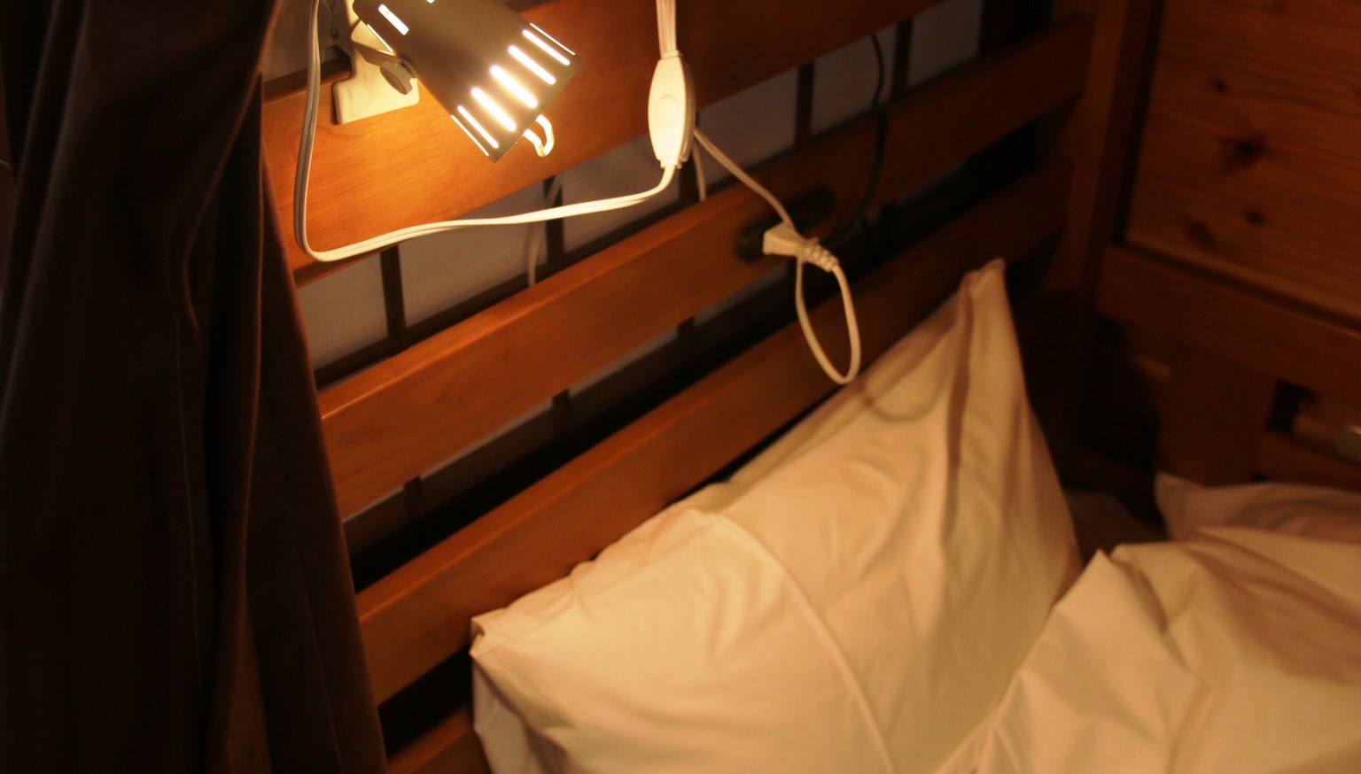 各ベッドにはコンセントと読書灯が付いています。