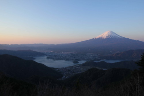 新道峠（芦川村）からの富士山（河口湖、山中湖を望む）