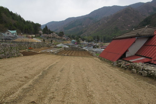 山あいののどかな田舎風景