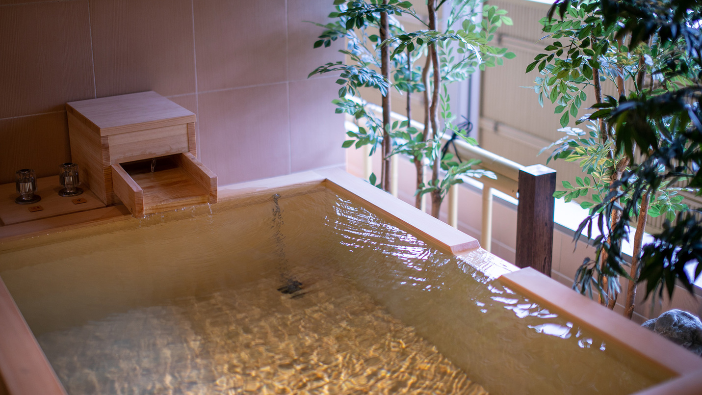 *離れ棟・室内露天風呂付き客室。清左衛門湯源泉の温泉は源泉で90℃、湯口でも70℃超の高温温泉です。