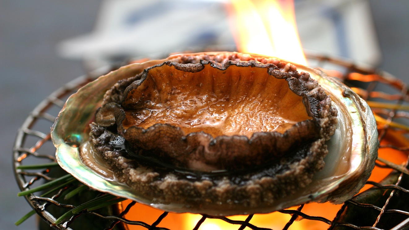 【夕朝食とも部屋食】【お料理贅沢！】 オリジナル懐石13品＋活き鮑の踊り焼き付！