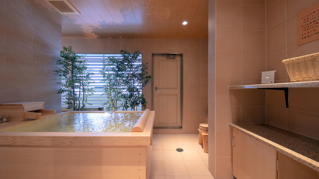 *離れ棟・室内露天風呂付き客室。容積700リットルの国産総ヒノキ造りの浴槽はもちろんオーダーメード。