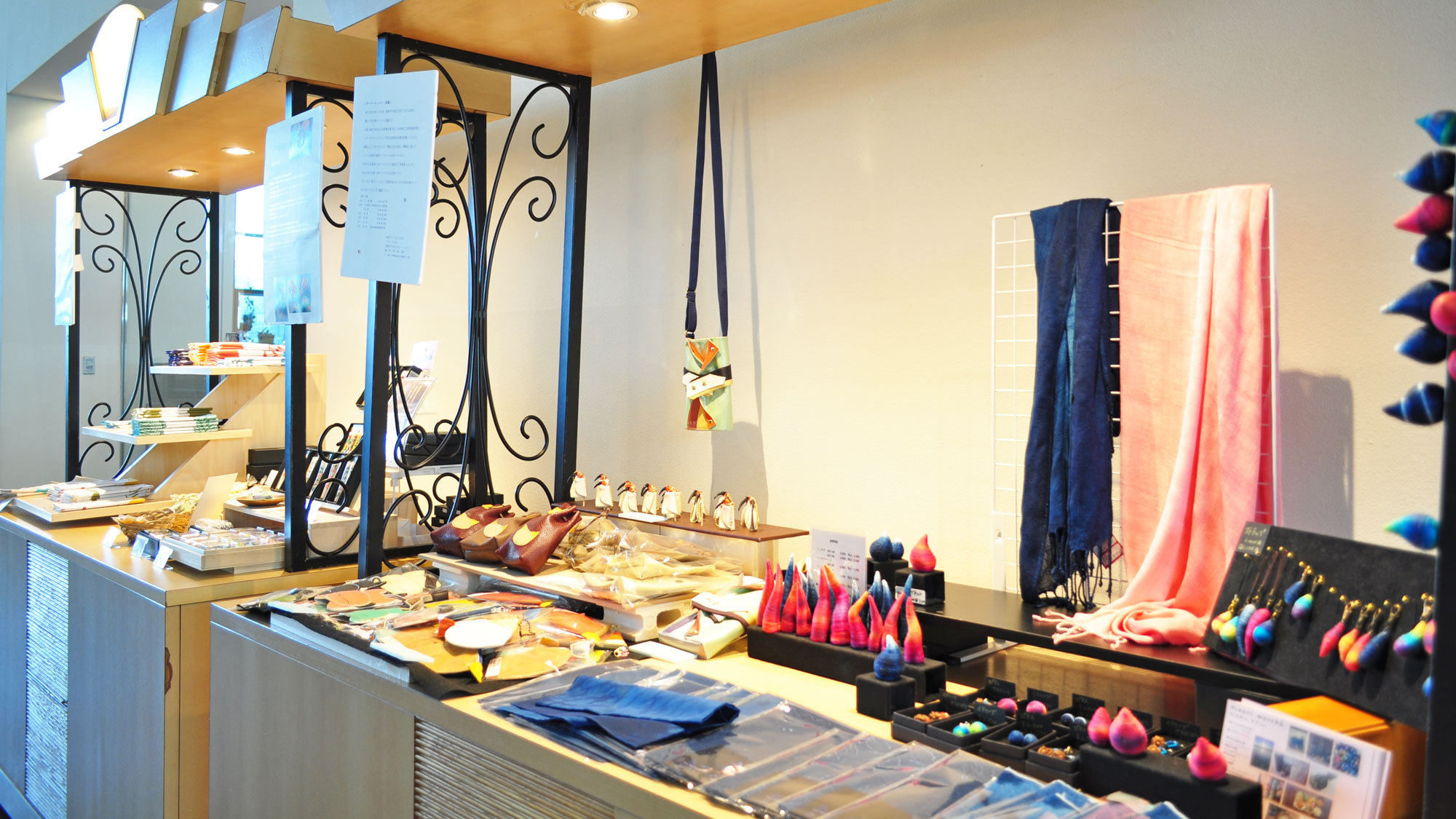 【売店】地元の工芸品を取り揃えております