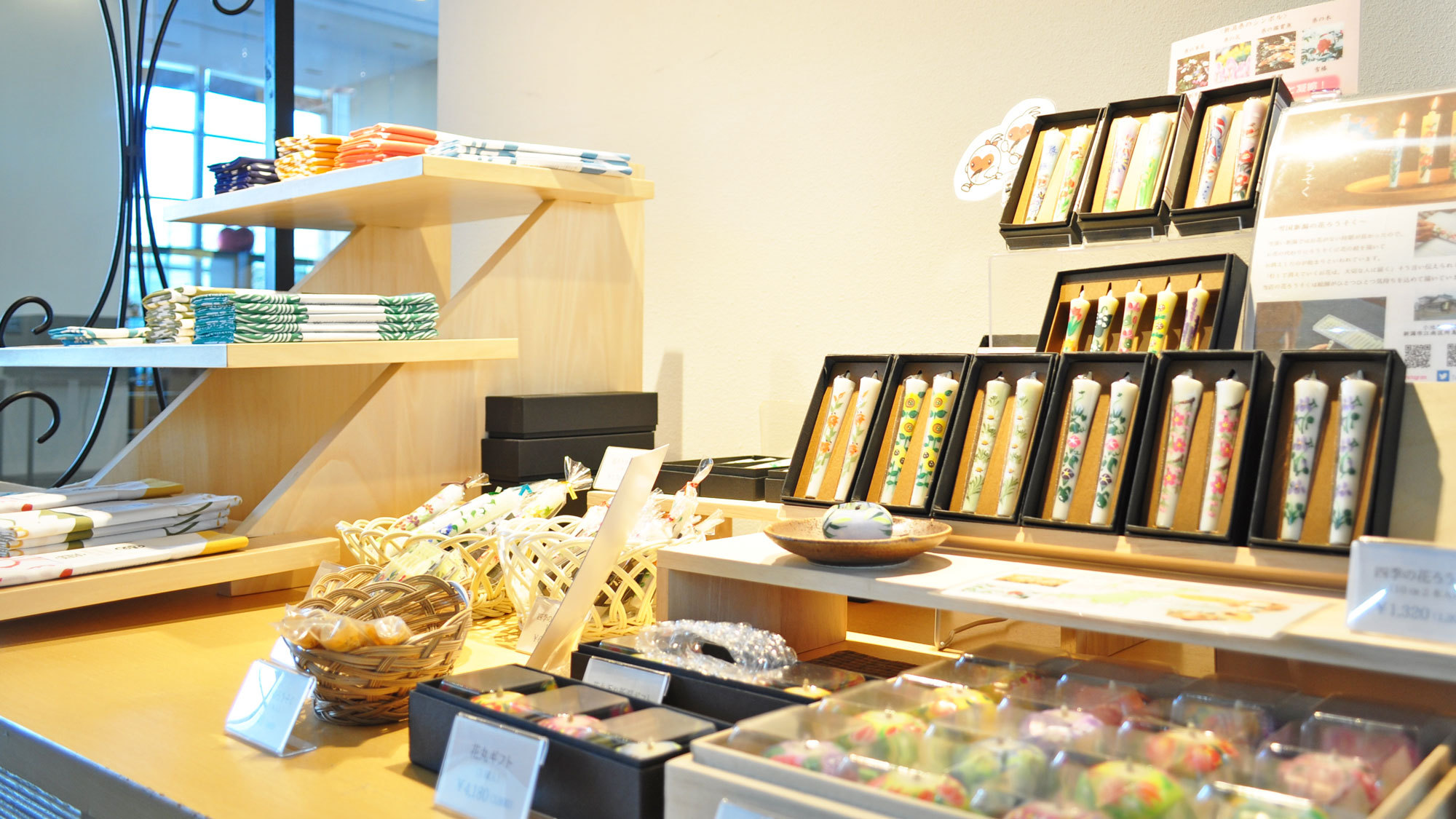 【売店】地元の工芸品を取り揃えております