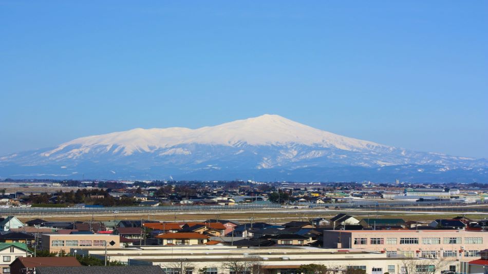 廊下から見える「鳥海山」