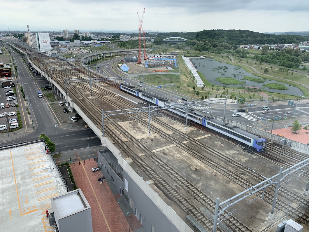 高層階ツインルームからの電車風景