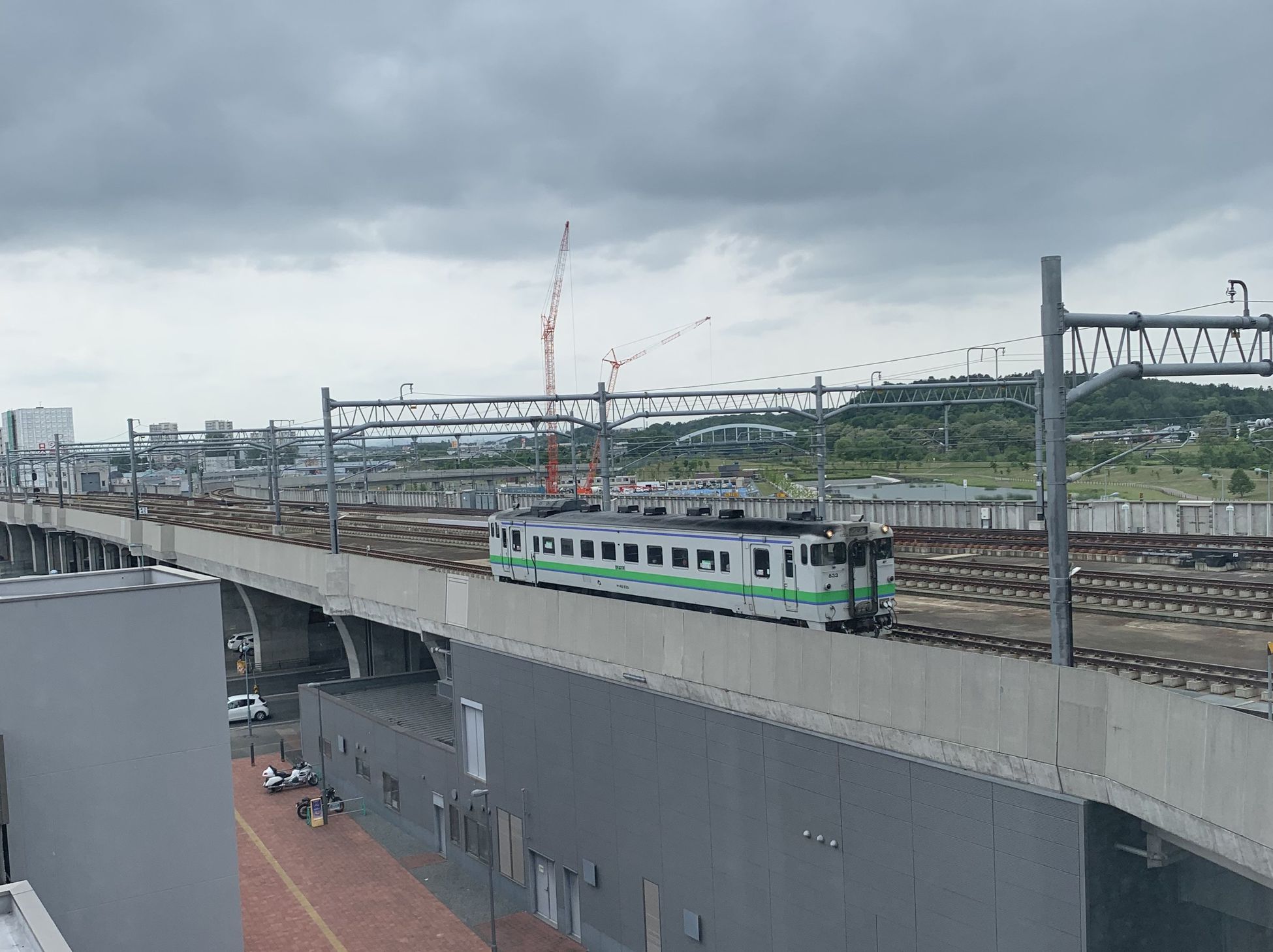 低層階ツインルームからの電車風景