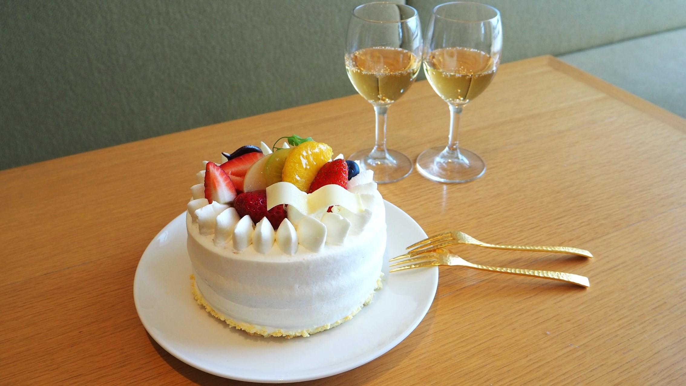 【サービス】ケーキ&スパークリングワイン