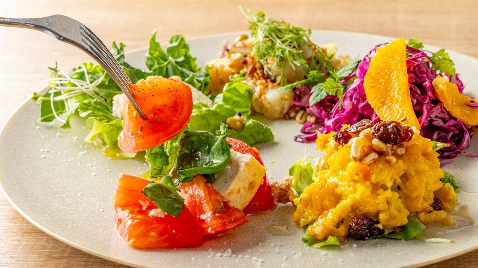 【ブレックファースト】メニュー一例：多彩な食感と風味を重ねた、ヘルシーで満足感のあるひと皿