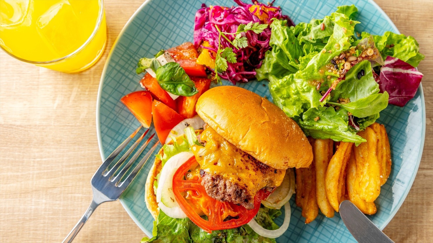 【ランチ】メニュー一例：九州産牛プレミアムバーガー