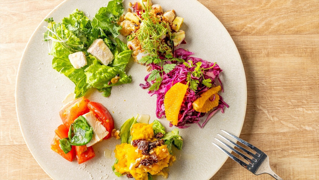 【ブレックファースト】メニュー一例：素材の旨みを引き出した、彩り豊かなサラダビュッフェからのセレクシ