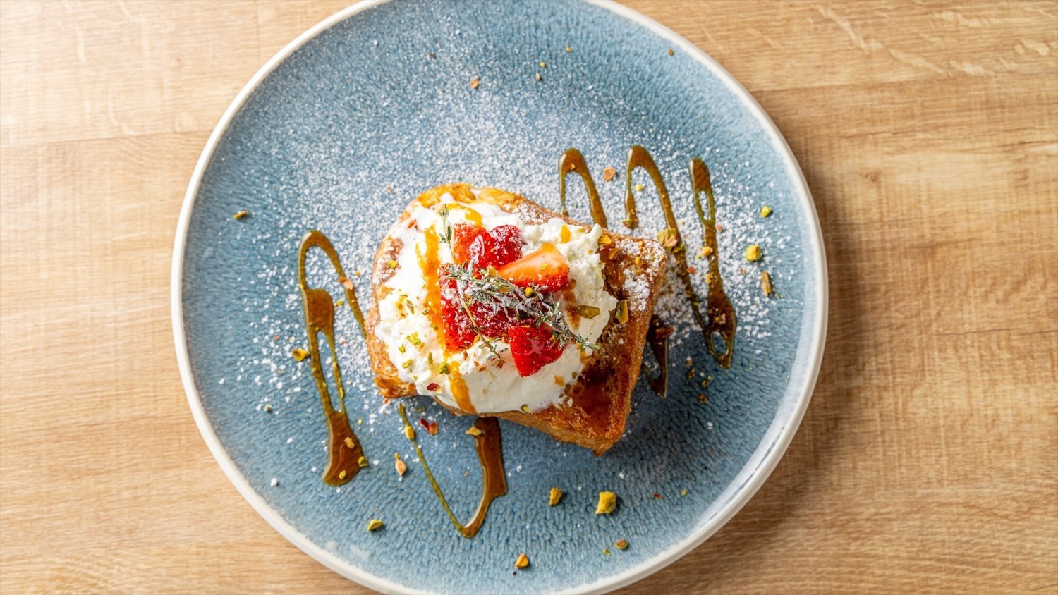 【ブレックファースト】メニュー一例：ふわとろ食感のフレンチトーストに、いちごの贅沢スイーツ