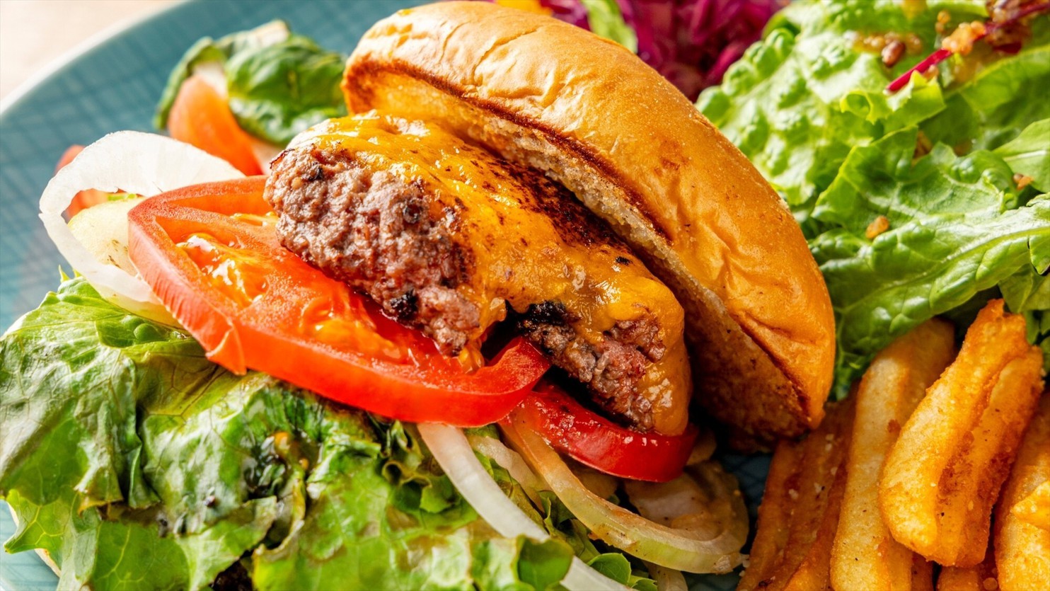 【カフェ】メニュー一例：九州産牛プレミアムバーガー