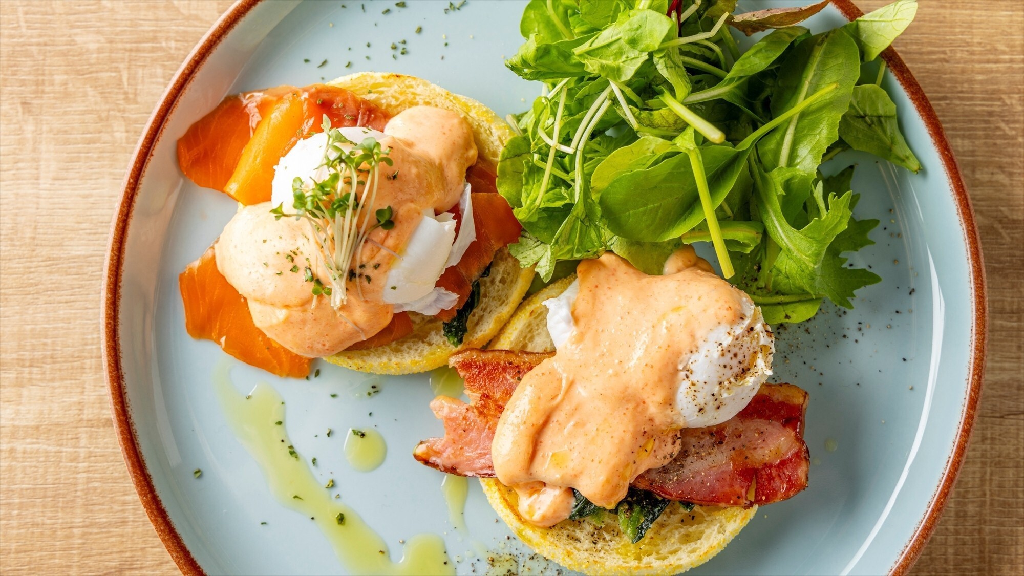 【ブレックファースト】選べる3種類のメインプレート：プレミアムエッグベネディクト博多明太ソース