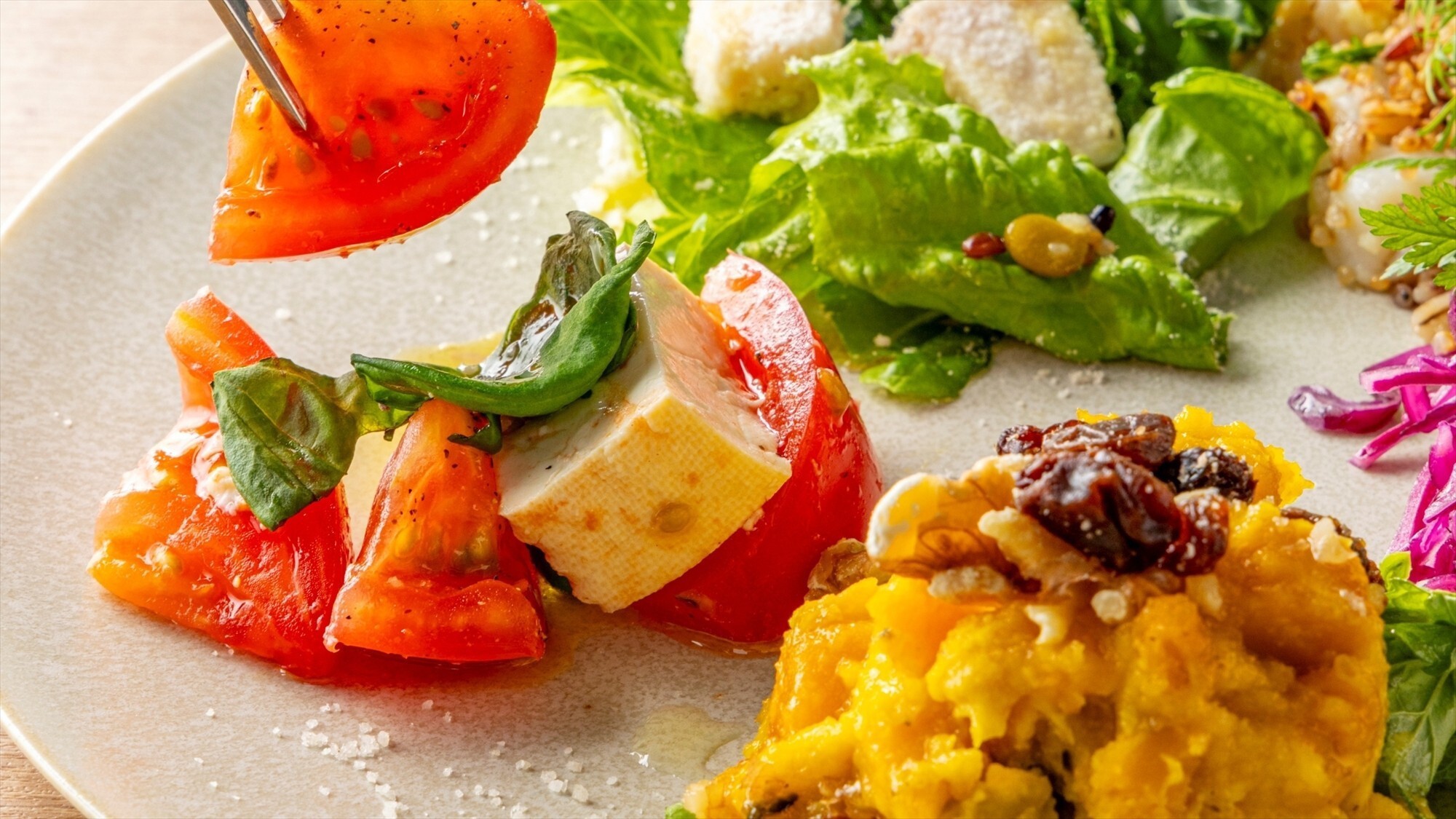 【ブレックファースト】メニュー一例：新鮮な野菜とスーパーフードを合わせた、身体が喜ぶウェルネスプレー