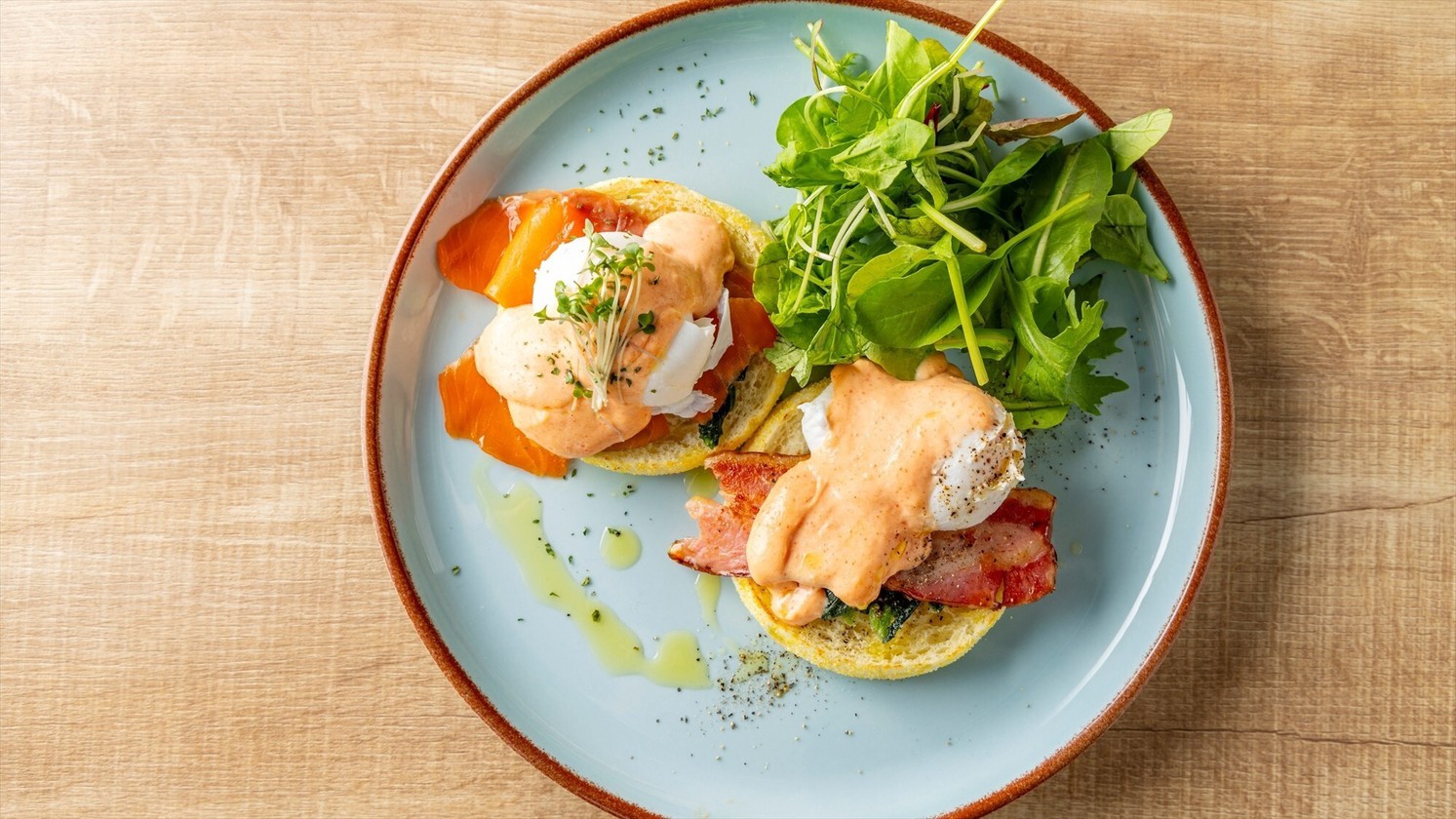 【ランチ】メニュー一例：プレミアムエッグベネディクト博多明太ソース