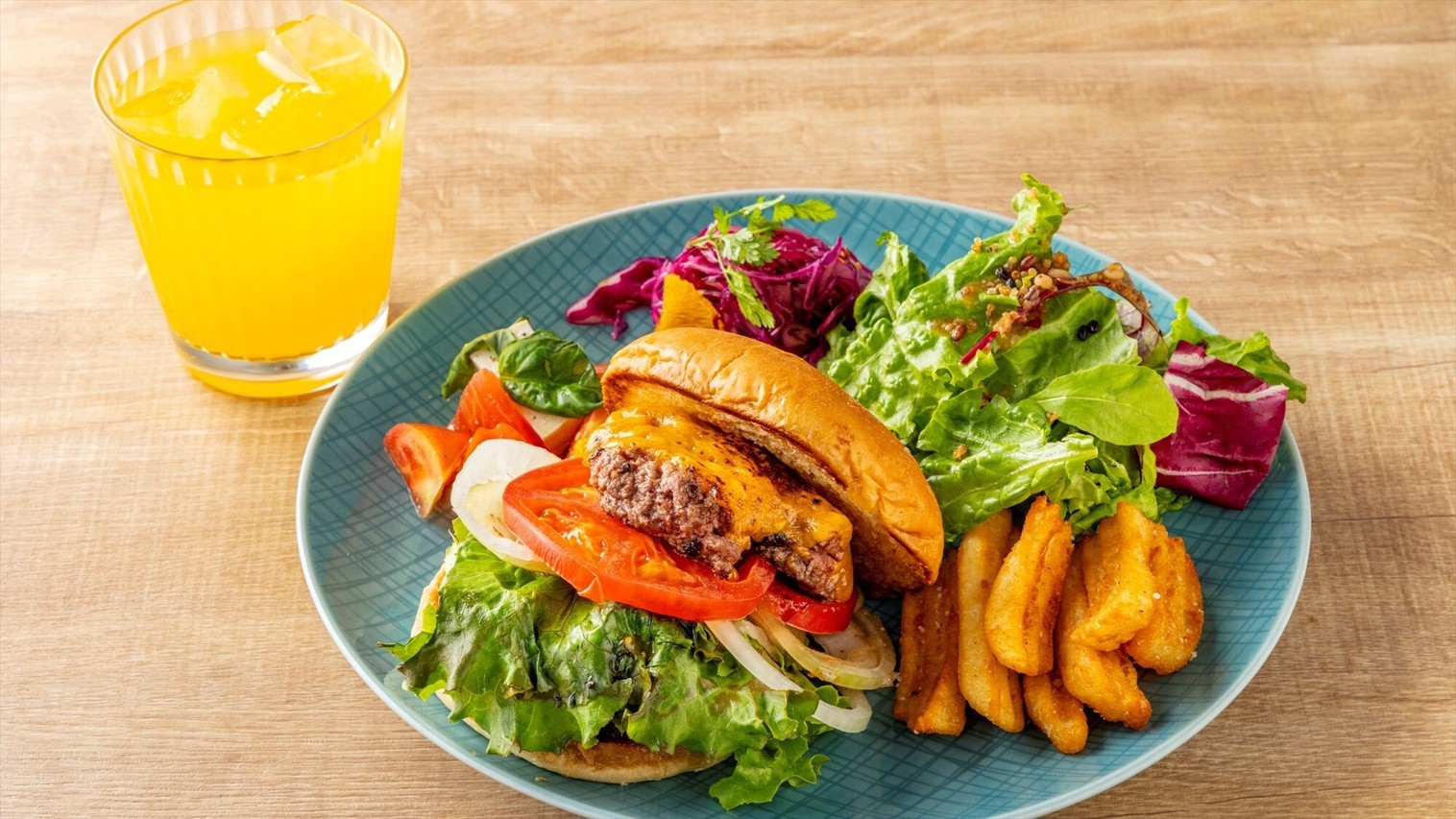 【ブレックファースト】メニュー一例：肉の旨みがあふれる、九州産牛のプレミアムバーガー