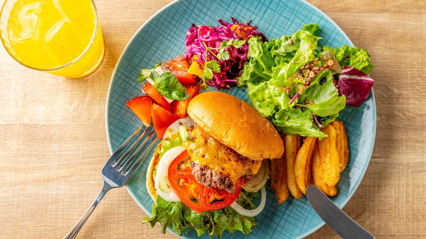 【ブレックファースト】メニュー一例：九州産牛プレミアムバーガーはジューシーな一口で満たされる贅沢時間