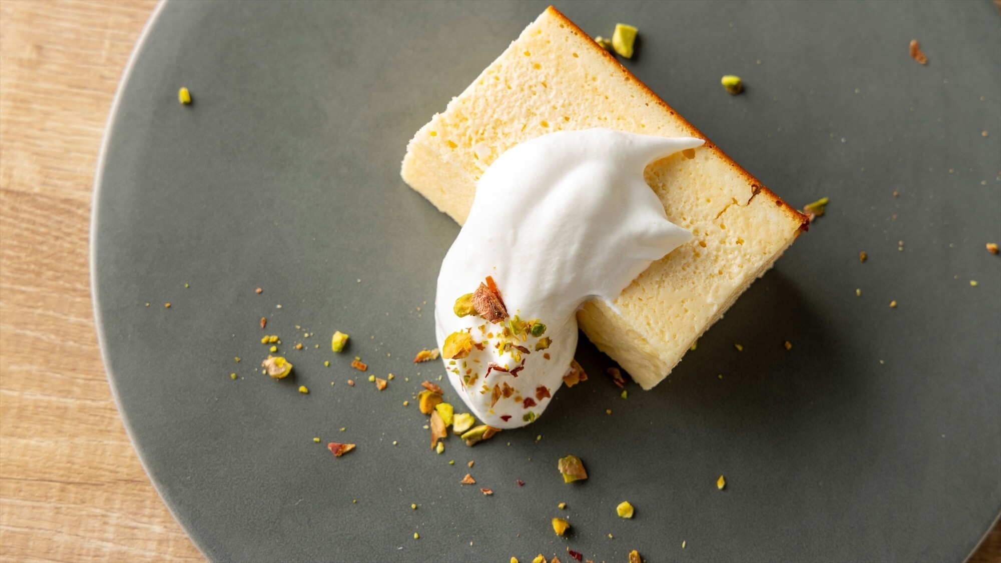 【ブレックファースト】メニュー一例：福岡県産生乳のコクを閉じ込めた、濃厚なバスクチーズケーキ