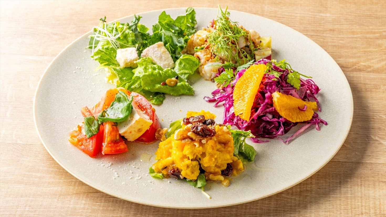 【ブレックファースト】メニュー一例：ナッツや雑穀、ドレッシングで味の変化を楽しめる、ホテルサラダ