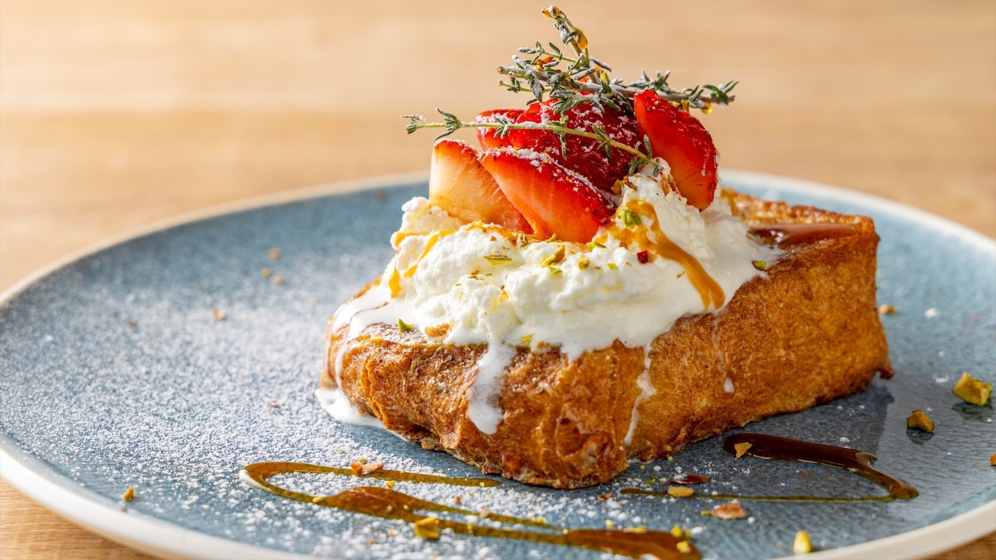 【ブレックファースト】選べる3種類のメインプレート：いちごとキャラメルのフレンチトースト