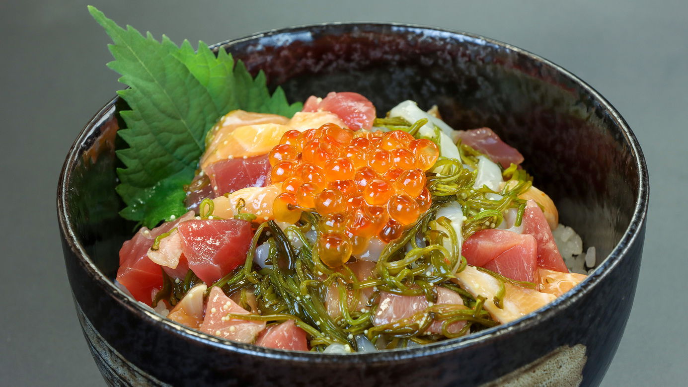 #【レストランさざ波】常連さんに人気五種の海鮮のっけ丼