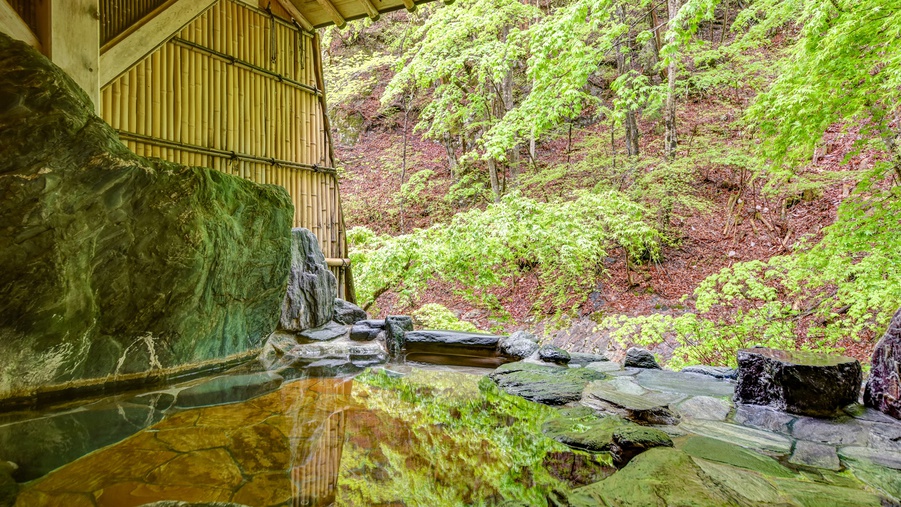 *1階宝泉の湯（岩風呂）目の前は渓流、川のせせらぎを間近に聞くことができます