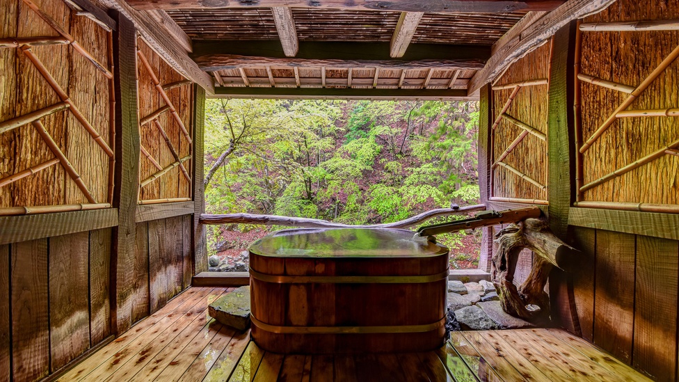 *やわらかい、さわら材の木材を使った浴槽に注がれるのは、源泉100％かけ流しの湯…;