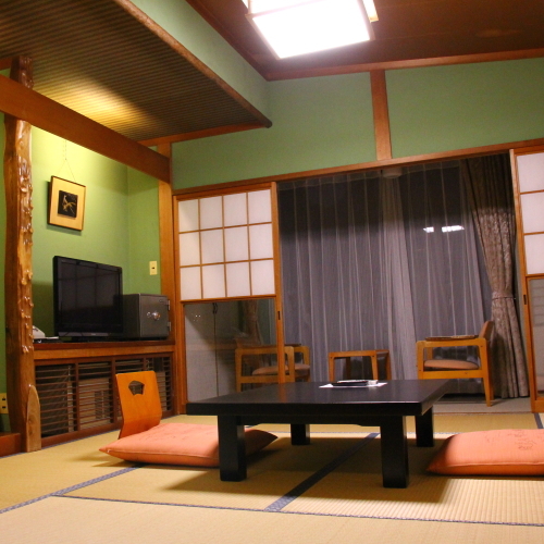 スタンダード和室全ての客室は作りが違います。窓辺の椅子で絶景を眺めるひと時を