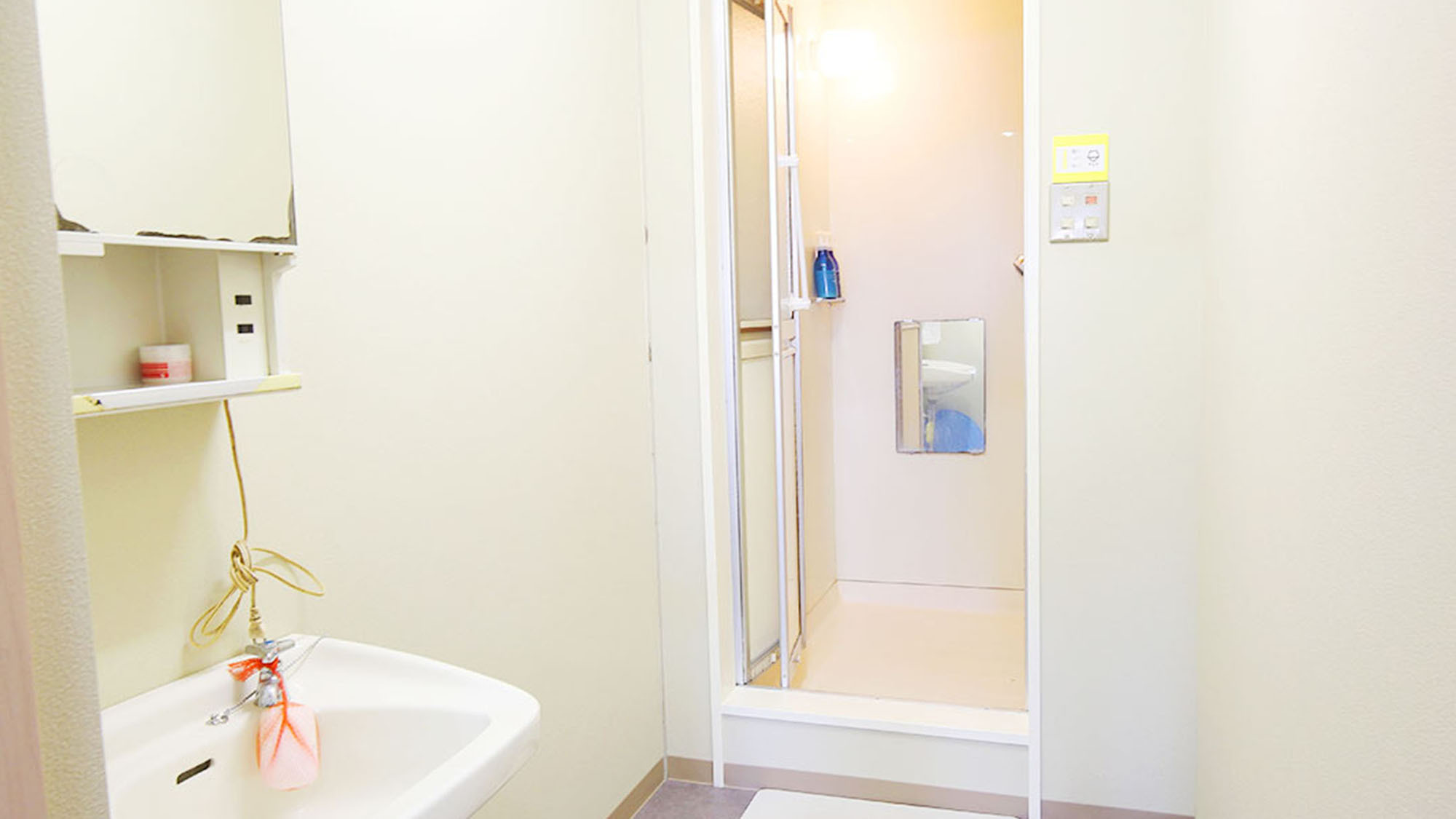 ・男女共用シャワールームリンスインシャンプー・ボディソープを完備しております