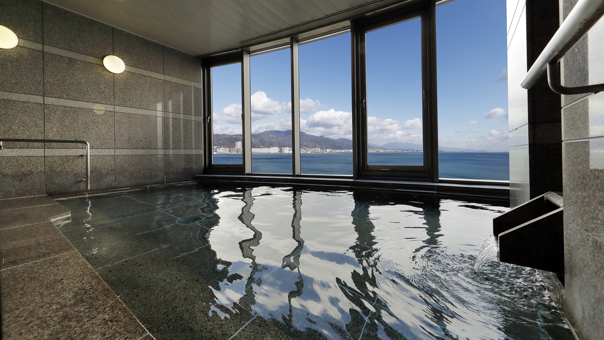 【展望浴場】湯気の向こうに浮かぶ静けさ。旅の疲れを流してくれる、癒しの空間。