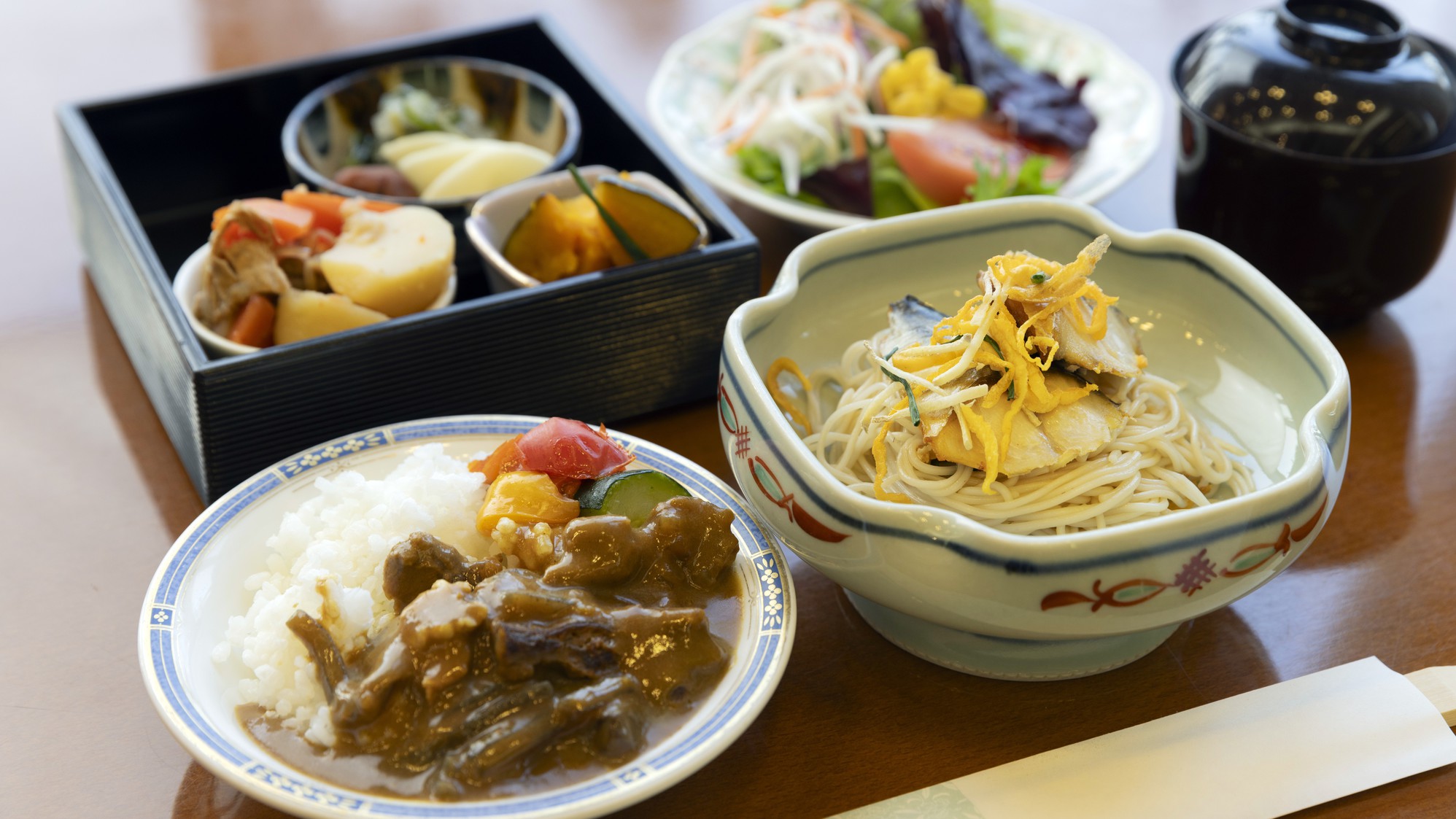 【朝食ビュッフェ】焼き鯖そうめんなど近江ならではの食材を使った郷土色豊かなメニューを楽しめます。