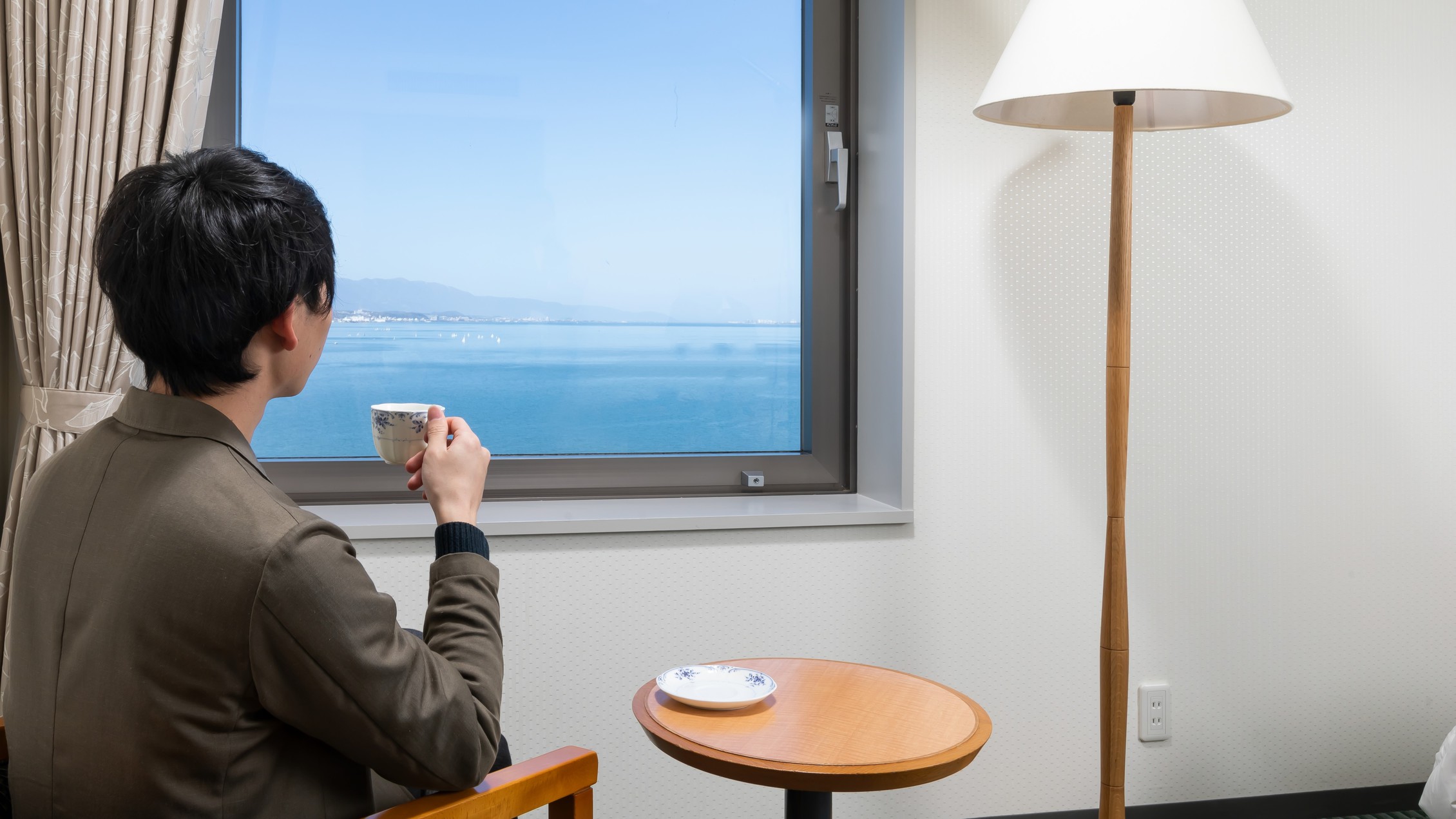日常から離れ、ただ湖を眺める。そんな贅沢な時間を過ごしてみませんか？