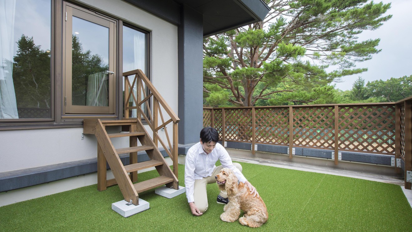 プライベートドッグテラスでのんびりとお寛ぎください。※人工芝