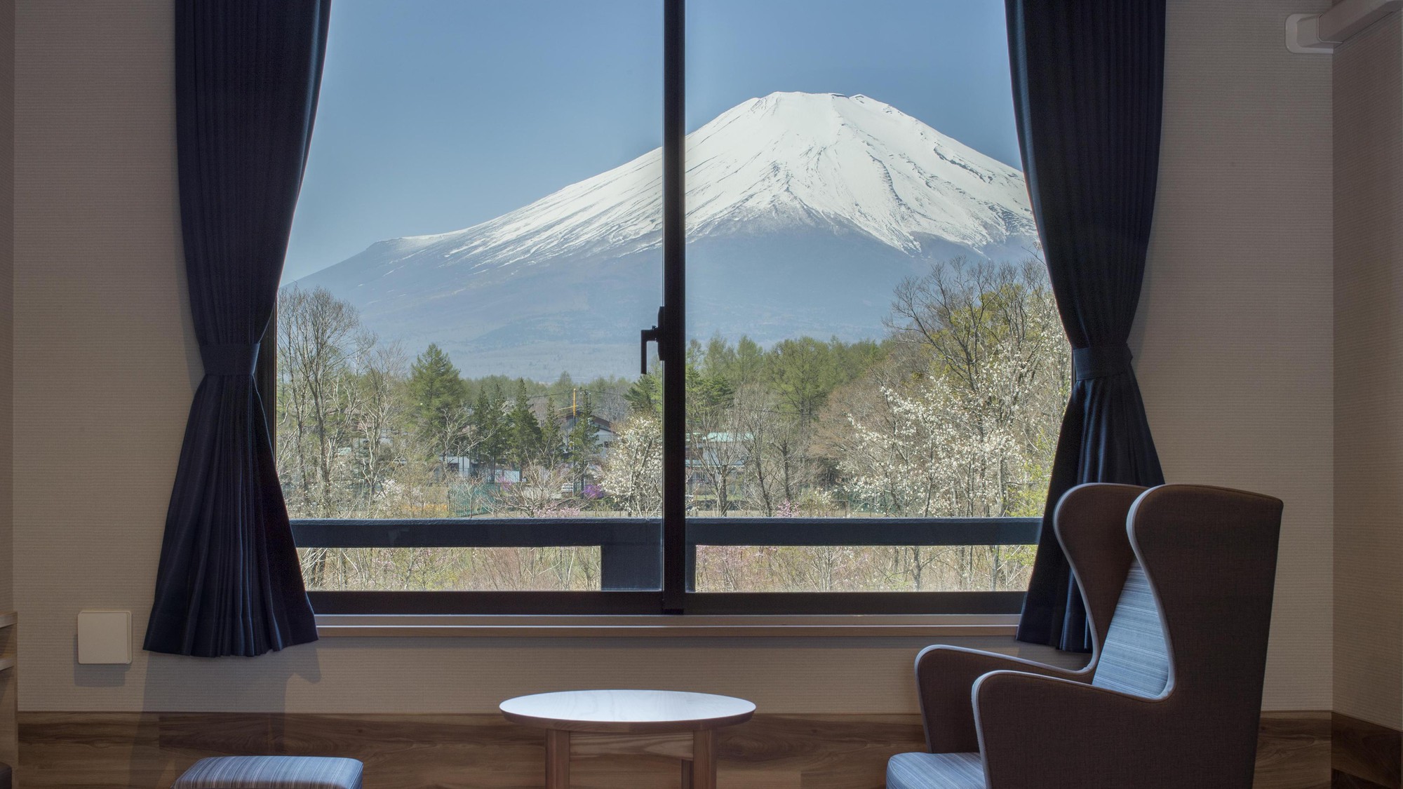 晴天時にはお部屋から雄大な富士山の眺望をお楽しみいただけます。