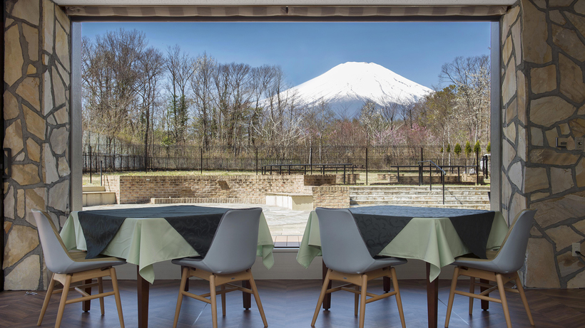 レストラン『Raisin D’;or』晴天時には富士山の眺望をお食事とともにお楽しみいただけます。